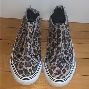 Leopard print converse style tennis shoes
